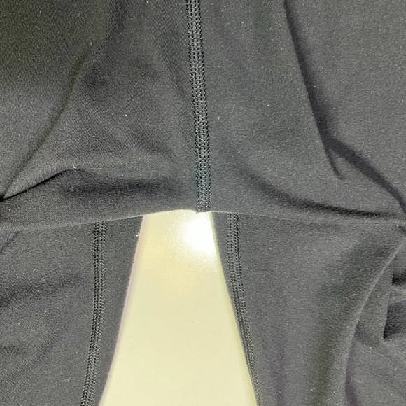 Lululemon Size 10 Black Cropped Athletic Leggings *Wear - Picture 5 of 6